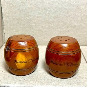 Vintage Wooden Barrel Salt Pepper Shakers Illinois Tollway Travel IDOT Souvenir